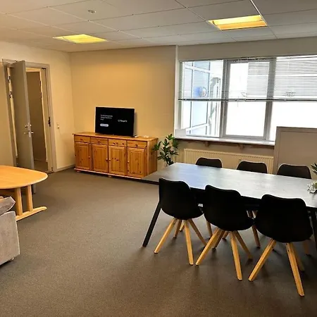 6-bedroom, Private Parking. Appartement Aalborg