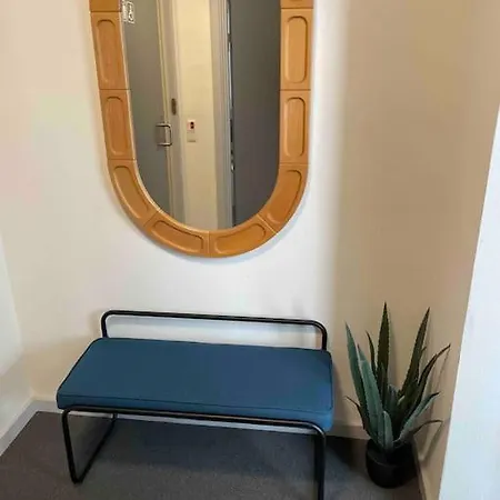 6-bedroom, Private Parking. Appartement