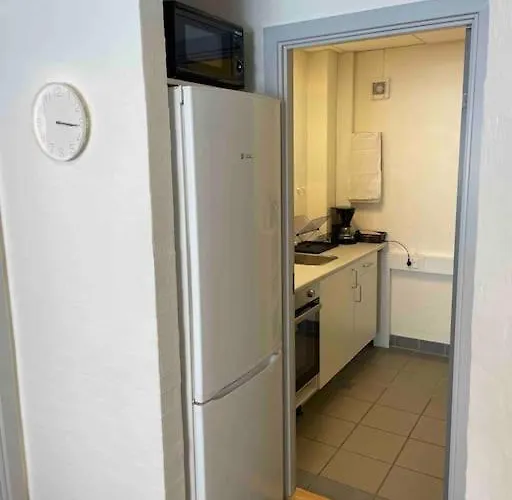 6-bedroom, Private Parking. *