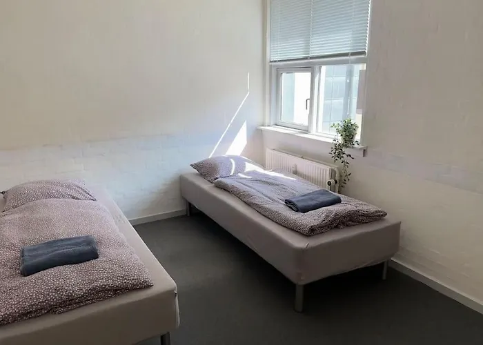 Апартаменты 6-bedroom, Private Parking. Ольборг