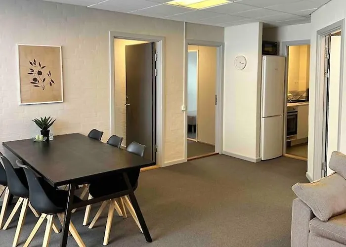 6-bedroom, Private Parking. * Ольборг