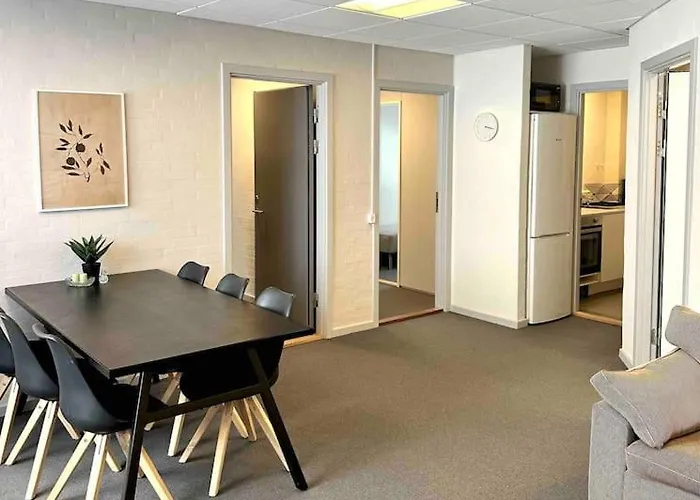 6-bedroom, Private Parking. * Ольборг